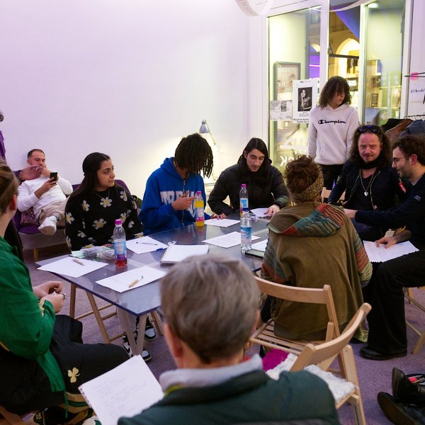 Jugendliche mit Gündalein beim Workshop im Habibi-Kiosk in München.