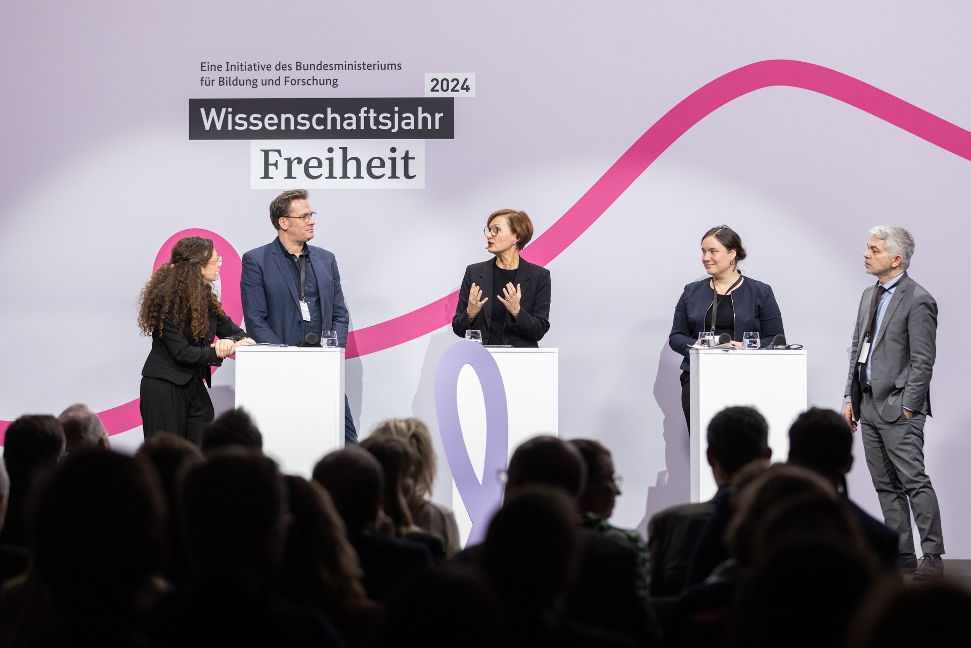 Eine Debatte mit Bettina Stark-Watzinger MdB, Prof. Dr. Carlo Masala, Prof. Dr. Judith Möller und Dr. Tobias Ebbrecht-Hartmann.