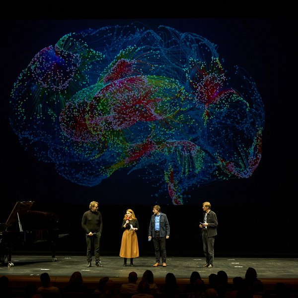 Das Projektteam von „Im Namen der Freiheit“ eröffnet mit Henrik Adler die Veranstaltung.