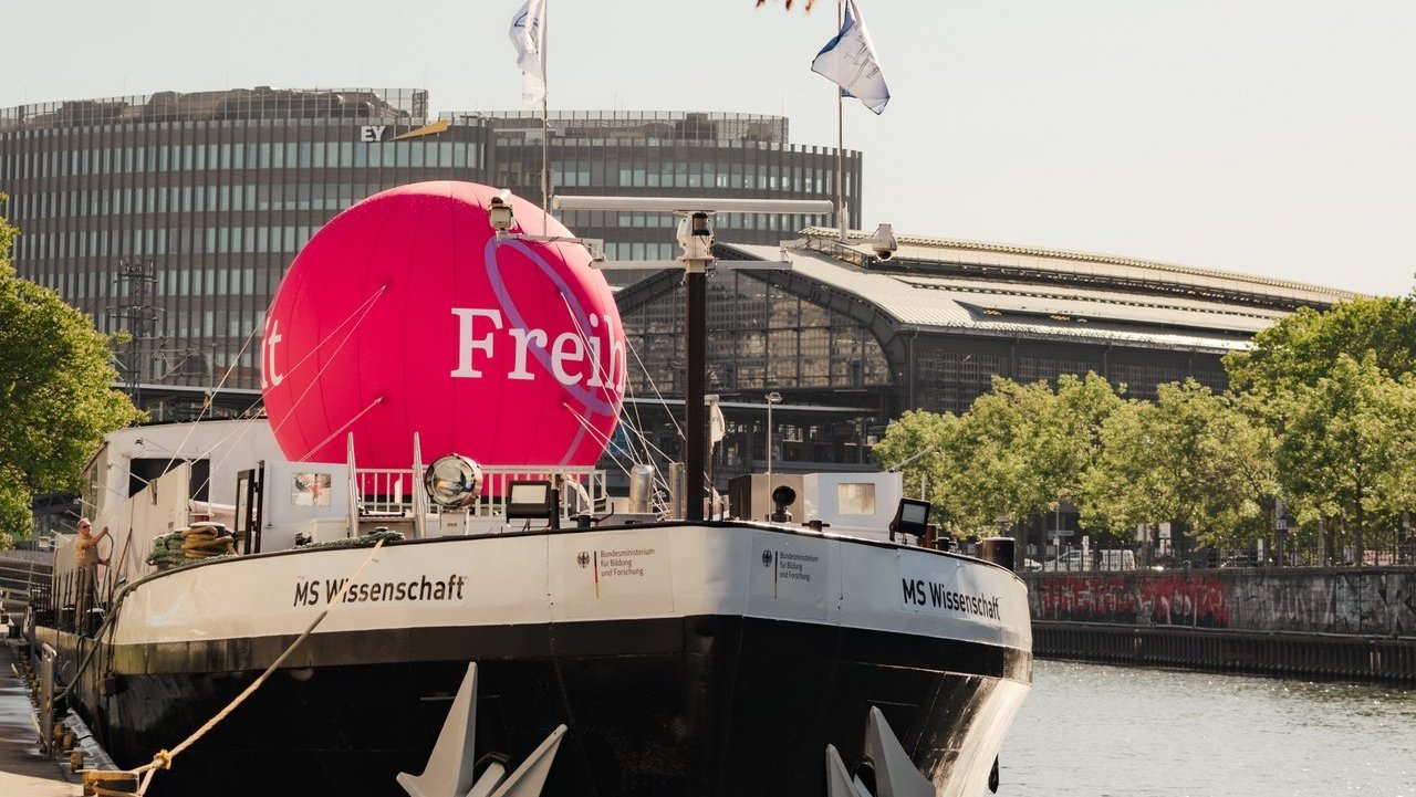 Das Ausstellungsschiff MS Wissenschaft von vorne betrachtet.