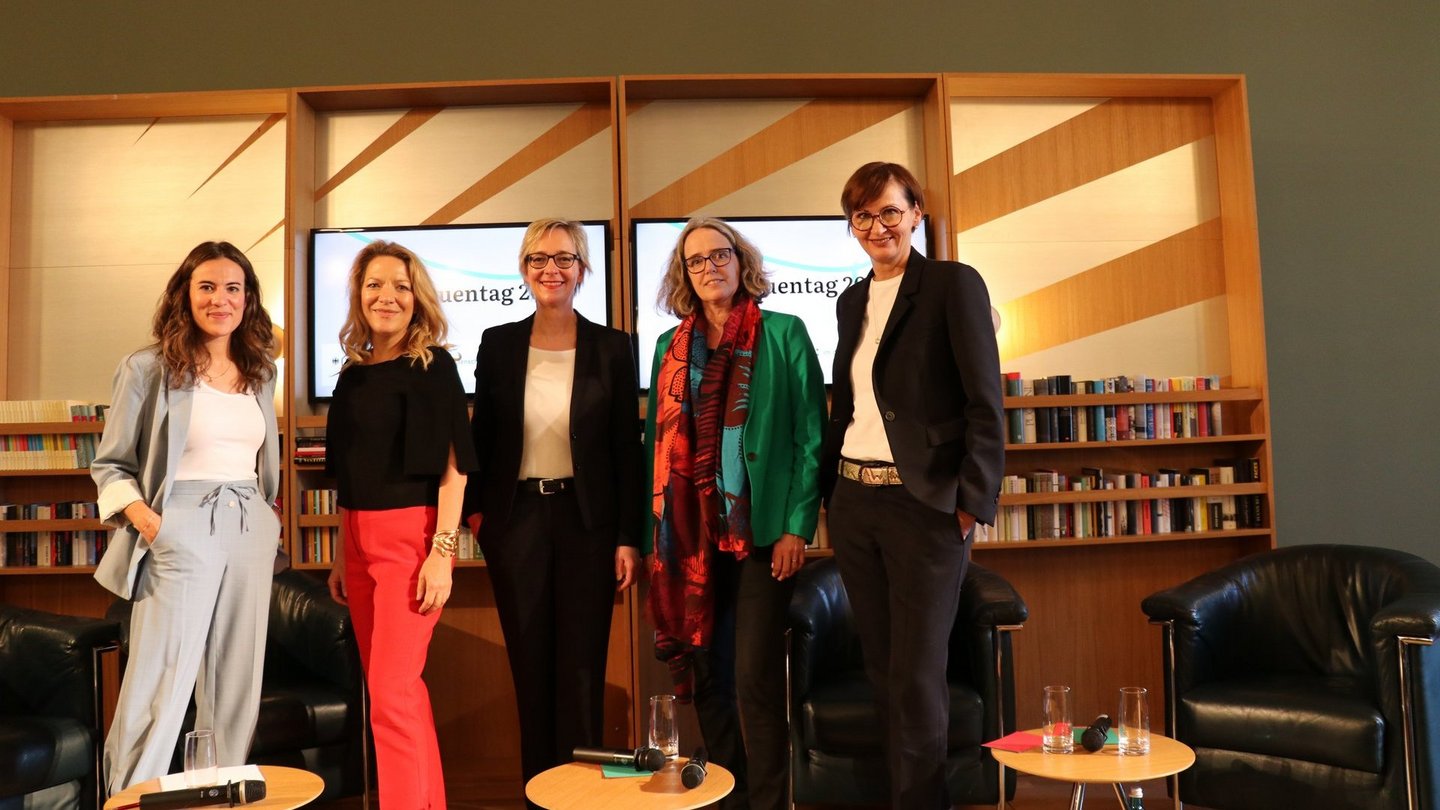 Bundesforschungsministerin Bettina Stark-Watzinger, Prof. Dr. Christiane Schwieren, Prof. Dr. Antje Boetius, Christine Regitz und Mona Ameziane auf einem Gruppenfoto.