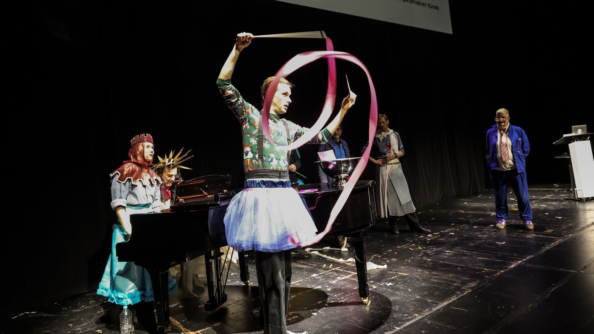 Ein Darsteller tanzt mit einem Gymnastikband.