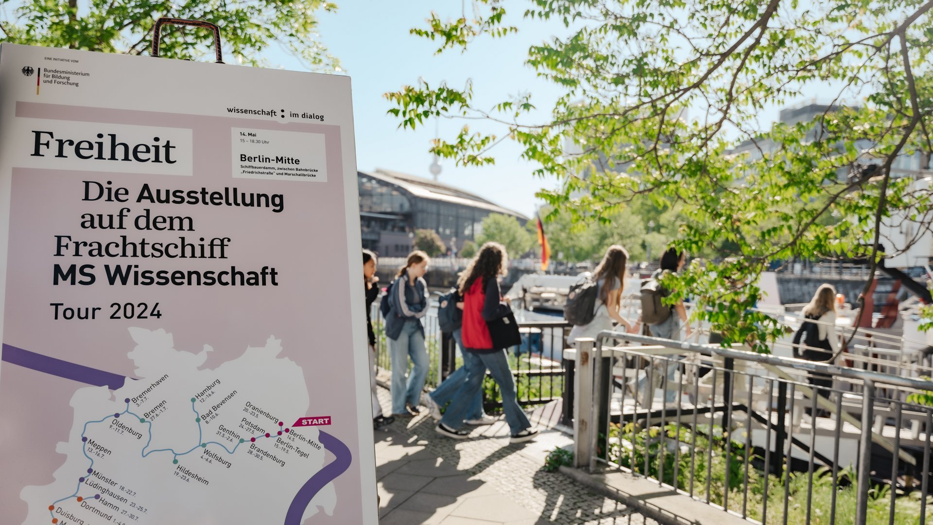 Der Anlegesteg der MS Wissenschaft. Links steht eine Erklärtafel mit allen zukünftigen Anlegestellen des Schiffes.