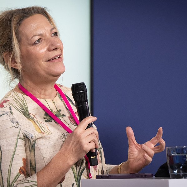 Professorin Antje Boetius spricht gestikulierend ins Mikrofon.