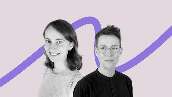 Dr. Nona Bledow und Melanie Degel vor der lilafarbenen Linie.