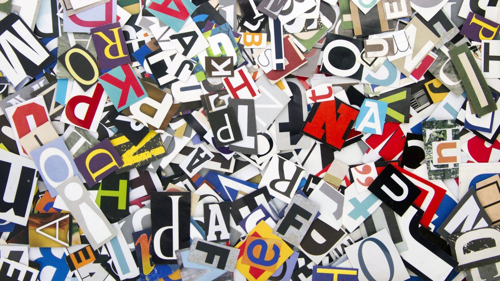 Viele ausgeschnittene Buchstaben liegen durcheinander.