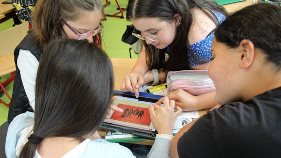 Schülerinnen und Schüler arbeiten an einem Trickfilm.