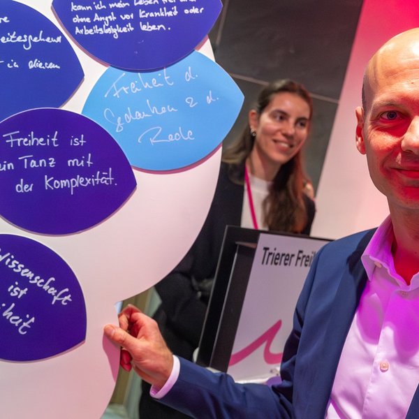 Stephan Ertner am „Trierer Freiheitsbaum“.