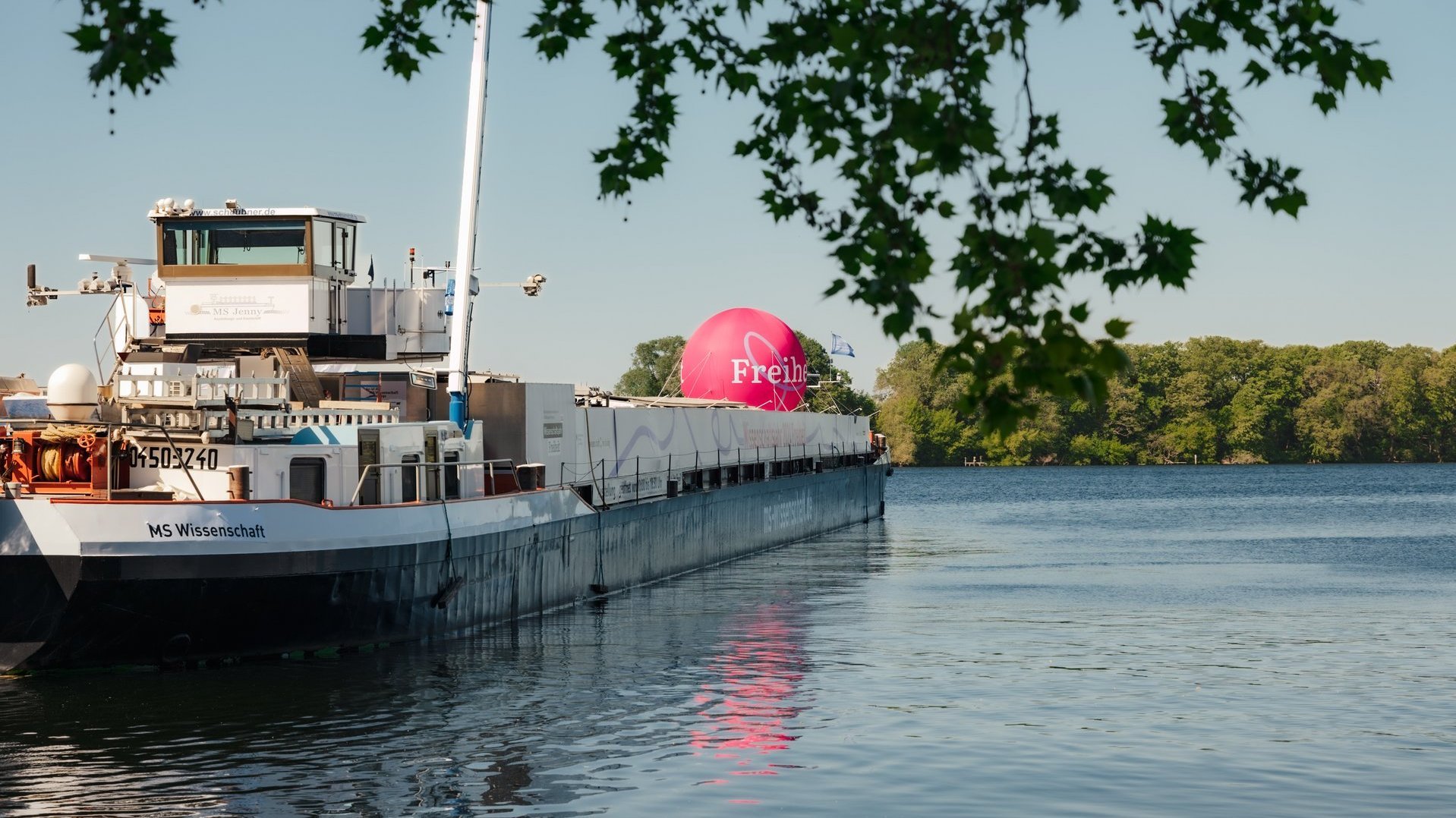 Das Ausstellungsschiff MS Wissenschaft auf dem Wasser.