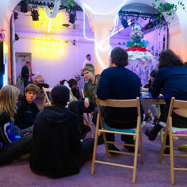 Jugendliche beim Workshop mit Gündalein im Habibi-Kiosk.