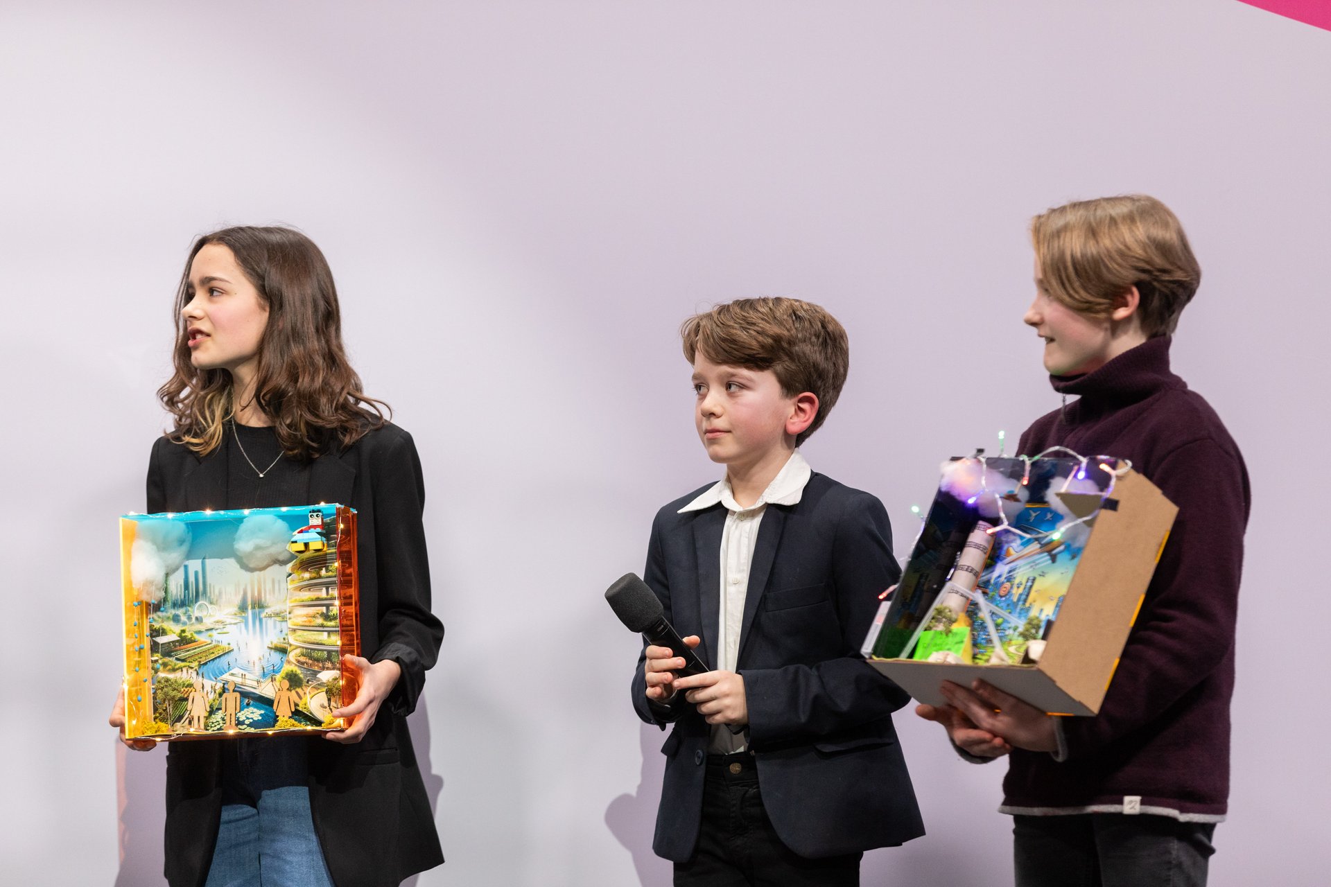 Kinder des Schülerworkshops "Zukünftelab" mit ihren gebastelten Ergebnissen.