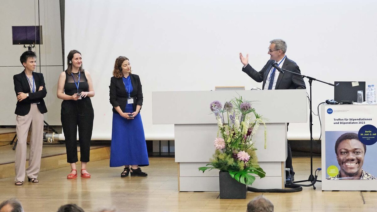 Foto der Laudatio 2022, der Hochschulbeauftragte des BMBF lobt die drei Siegerinnen.