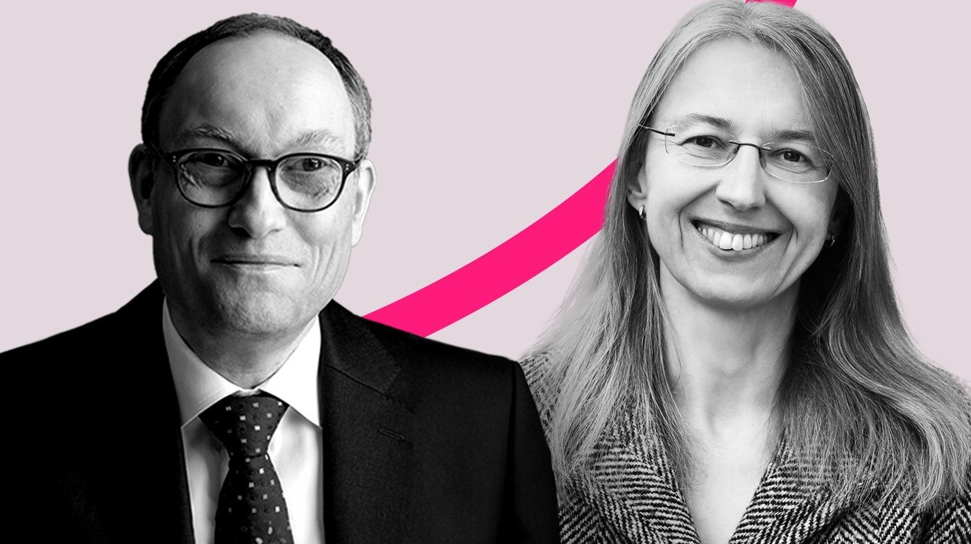 Prof. Dr. Marietta Auer und Dr. Andreas Paulus vor der rosa Linie.