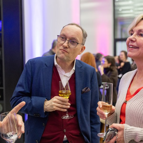 Gäste der Auftaktveranstaltung im Gespräch.