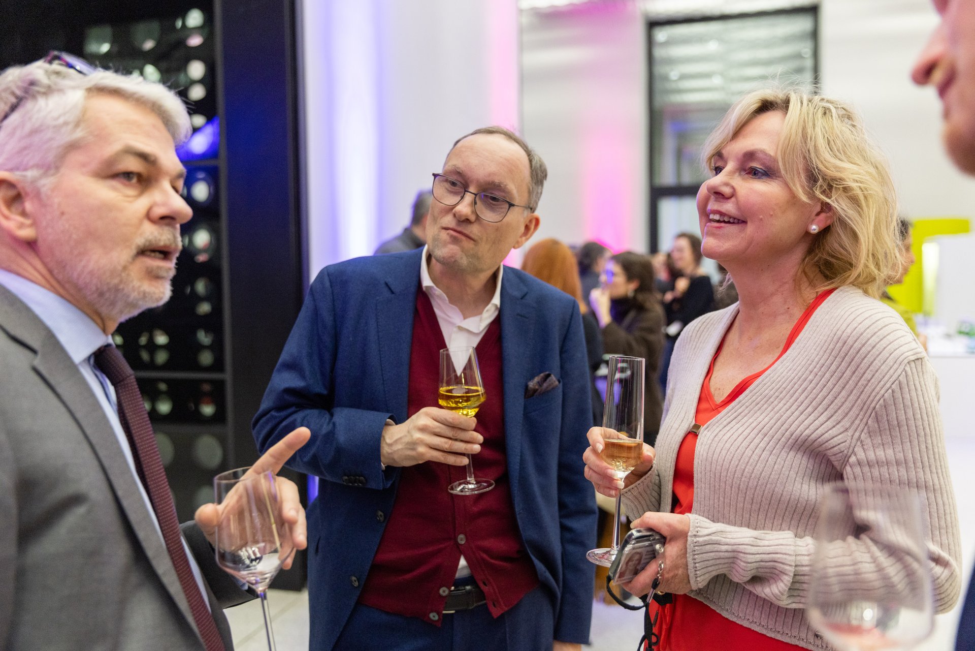 Gäste der Auftaktveranstaltung im Gespräch.