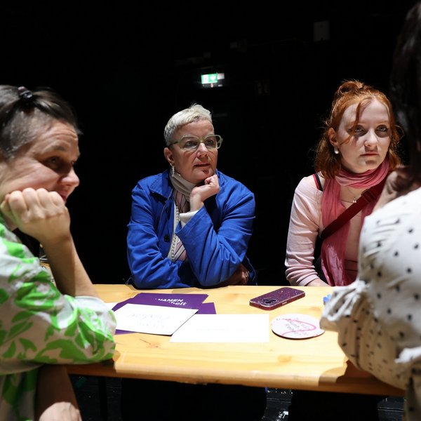 Sibylle Peters und Gäste im Tischgespräch.