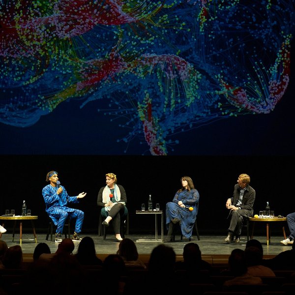 Mareike Wink, Raphael Moussa Hillebrand, Tania Singer, Magdalena Hinterdobler, Henrik Adler und Yves Saelens diskutieren auf der Bühne.