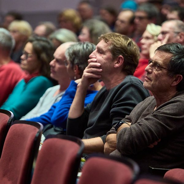 Gäste aus dem Publikum lauschen dem Bühnengespräch.