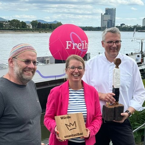 Foto von Knoblauch, Kleidt und Wichmann vor der MS Wissenschaft.