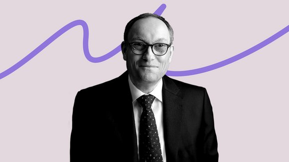 Porträt von Dr. Andreas Paulus vor der lilafarbenen Linie.