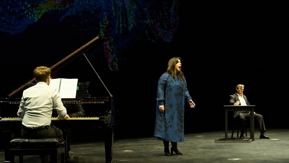Lukas Rommelspacher begleitet Sopranistin Magdalena Hinterdobler auf dem Klavier.