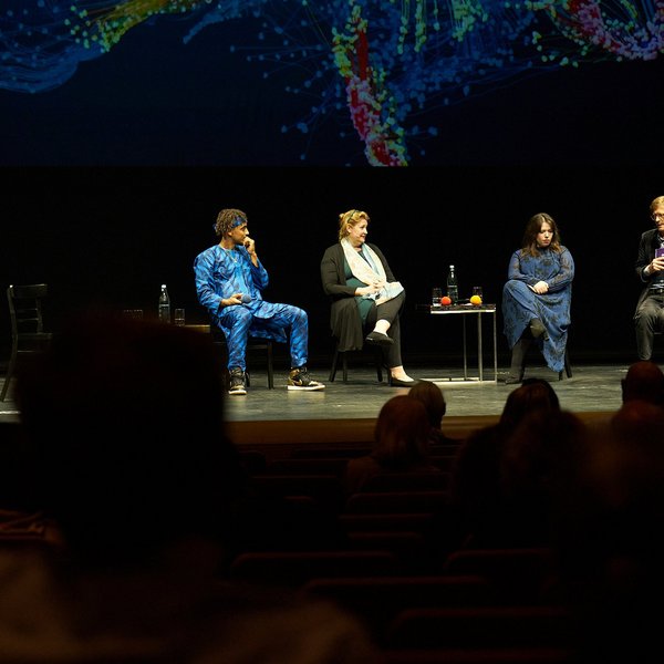 Raphael Moussa Hillebrand, Tania Singer, Magdalena Hinterdobler und Henrik Adler diskutieren auf der Bühne.