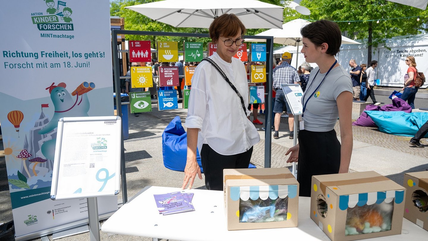 Bundesforschungsministerin Stark-Watzinger am Stand der Stiftung Kinder forschen.