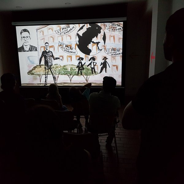 Schülerinnen und Schüler schauen einen Animationsfilm.