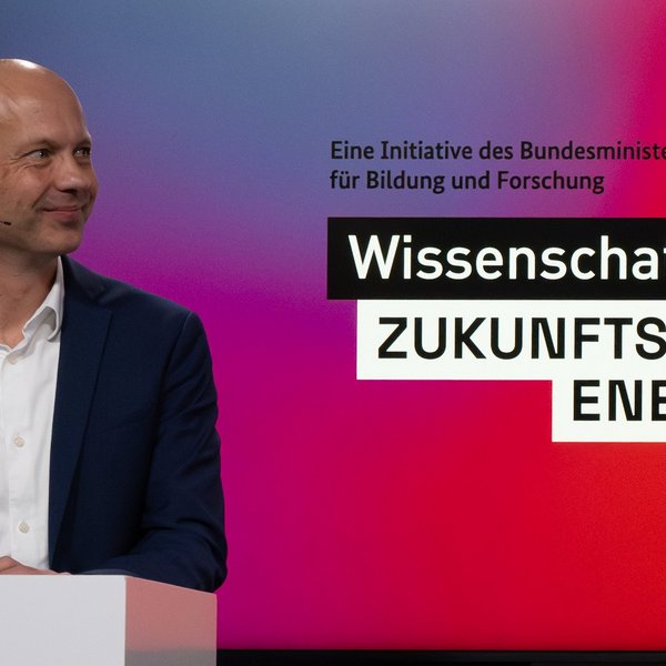 Stephan Ertner vor dem Logo des Wissenschaftsjahres 2025 – Zukunftsenergie.