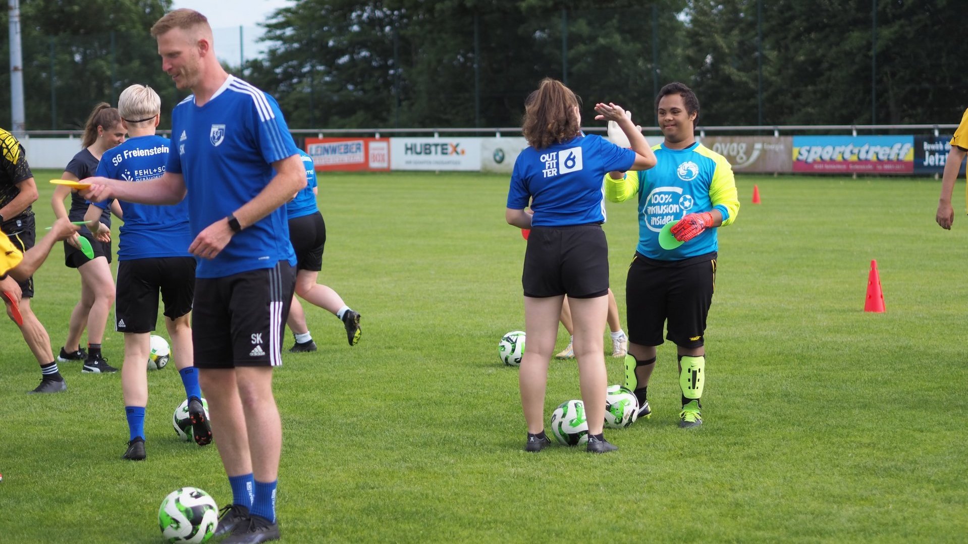 Menschen mit und ohne Behinderung beim Fußballtraining.