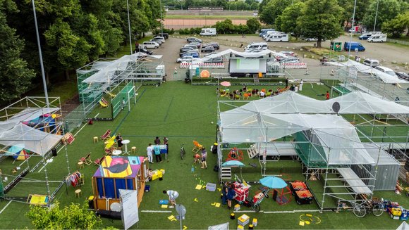 Foto vom Kleinfeld-Stadion im Aufbau.