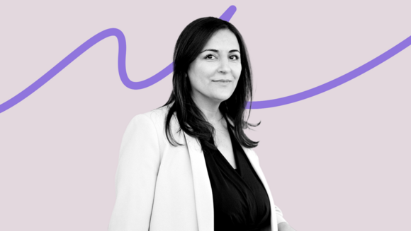 Portraitfoto von Düzen Tekkal vor der lilafarbenen Linie.