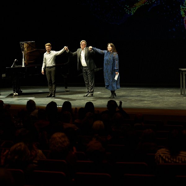 Mareike Wink, Magdalena Hinterdobler, Yves Saelens und Lukas Rommelspacher verbeugen sich vor dem Publikum.