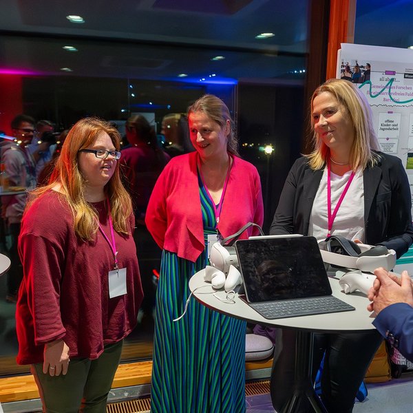 Stephan Ertner am Stand von „Barr_FREI“.