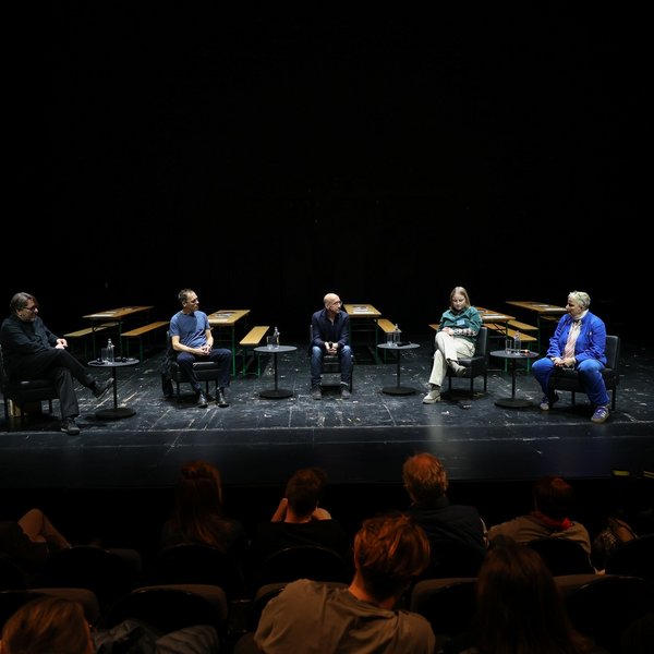 Sibylle Peters, Projektverantwortliche und Gäste aus dem Publikum bei der Podiumsdiskussion.
