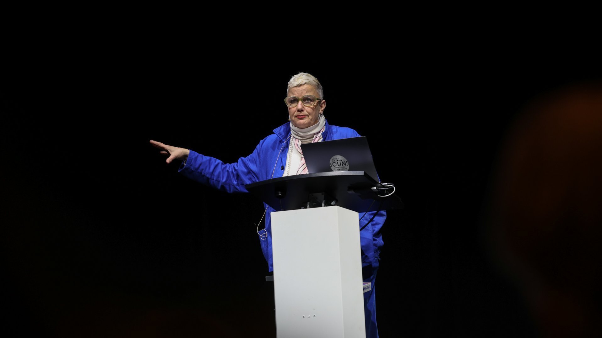 Sibylle Peters spricht gestikulierend.