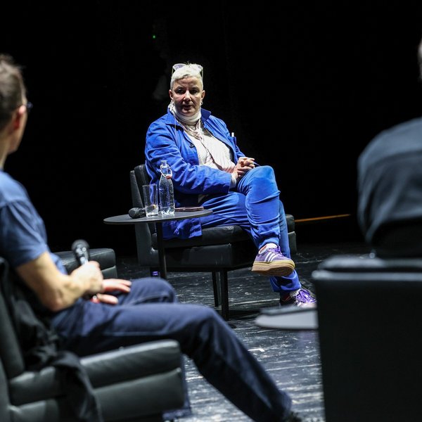 Sibylle Peters in der Podiumsdiskussion mit dem Publikum.
