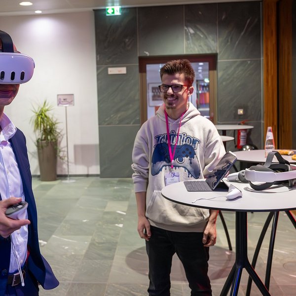 Stephan Ertner trägt eine VR-Brille.