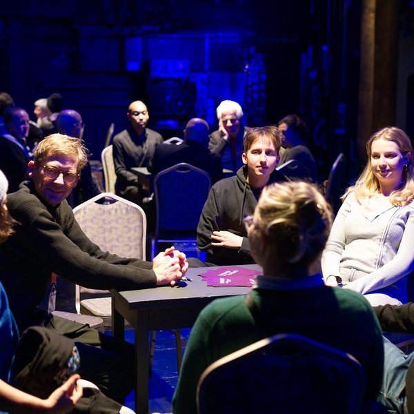 Uwe Gössel im Tischgespräch mit Jugendlichen.