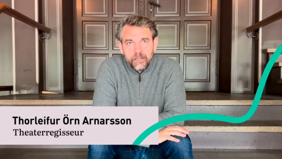 Theaterregisseur und Kuratoriumsmitglied Thorleifur Arnarsson auf einer Treppe.