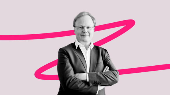 Portraitfoto von Matthias von Kielmansegg vor der pinken Linie.