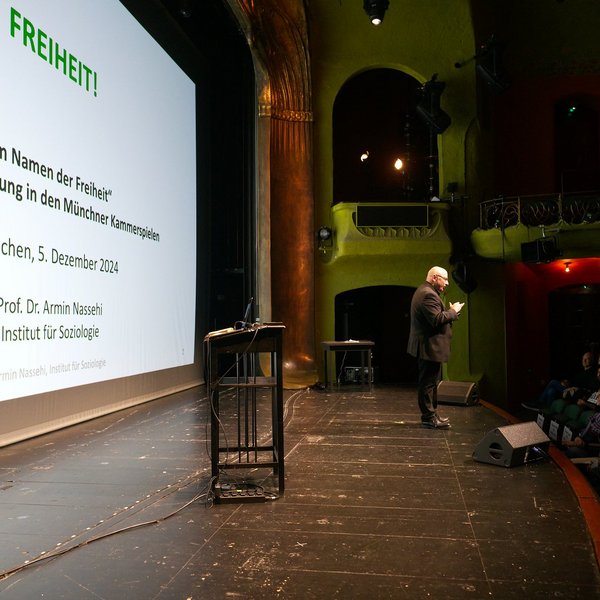 Soziologieprofessor Armin Nassehi hält einen Vortrag mit dem Titel „FREIHEIT!“ vor Publikum.