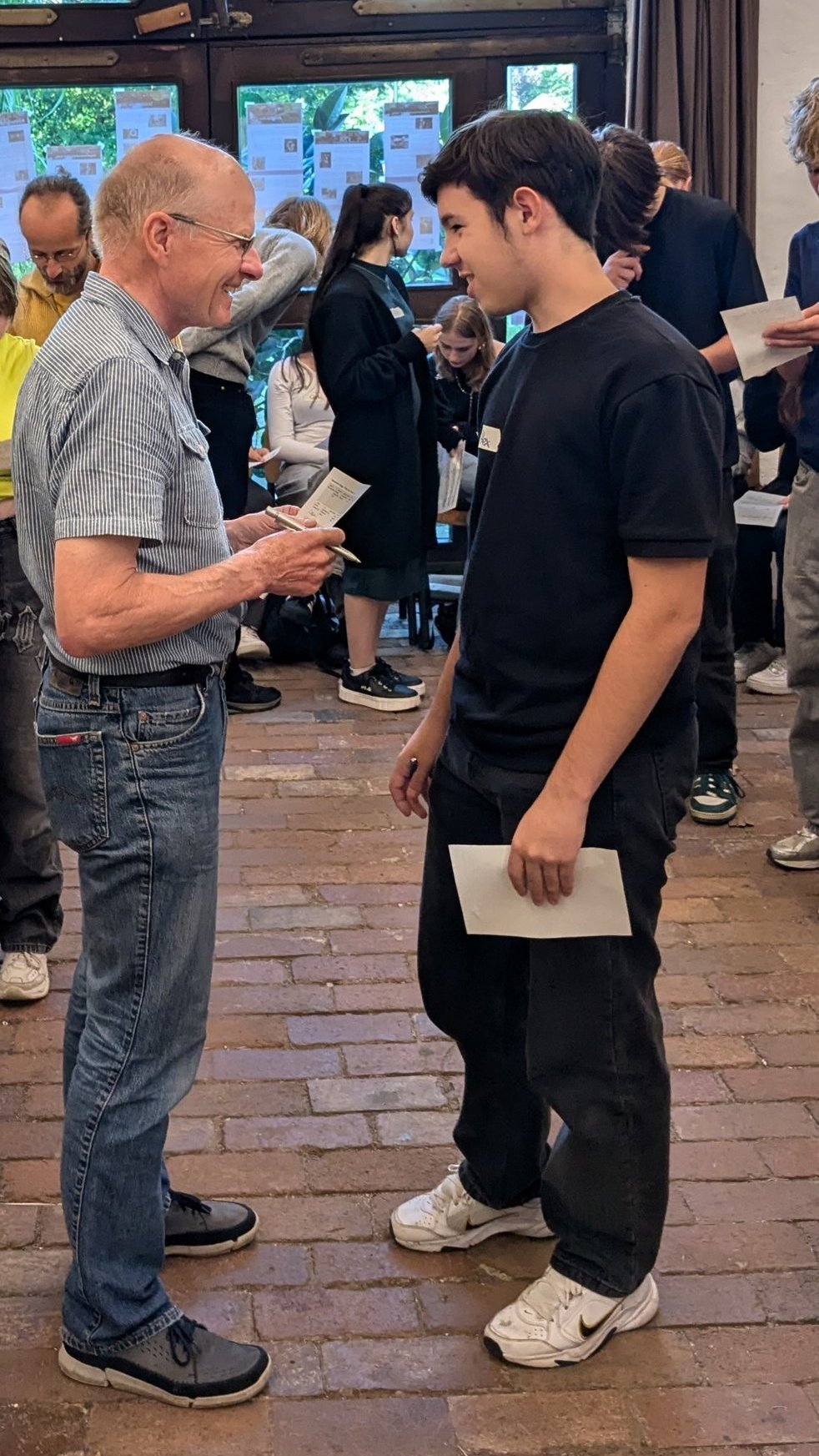 Ein Schüler und ein Rentner tauschen sich aus.