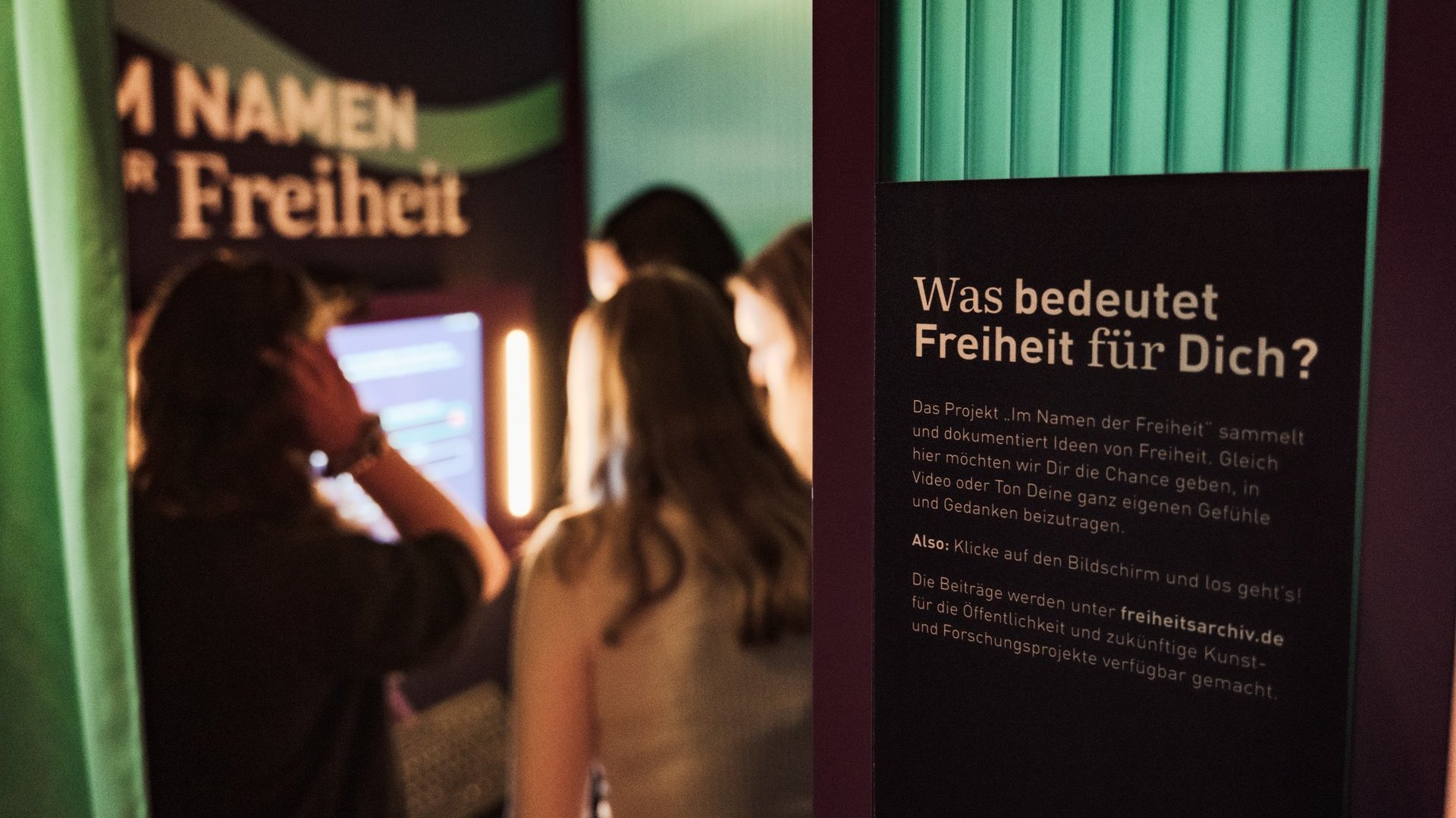 Die Erzählbox auf der MS Wissenschaft, außen hängt ein Schild mit der Frage "Was bedeutet Freiheit für dich?"