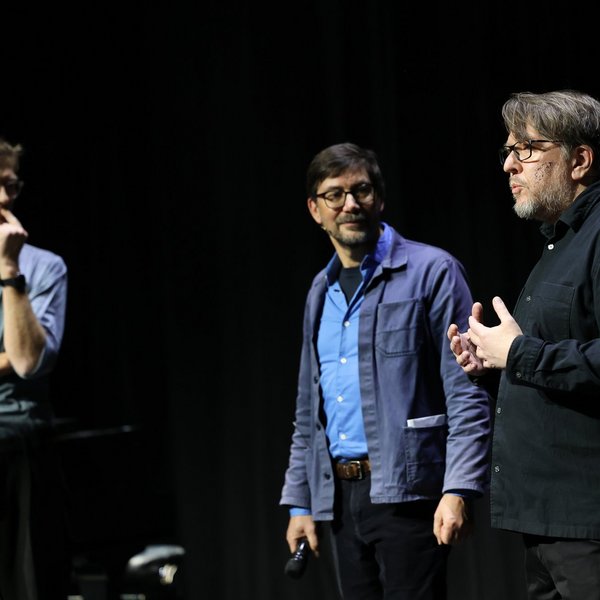 Henrik Adler, Uwe Gössel und Throsten Logge unterhalten sich auf der Bühne.