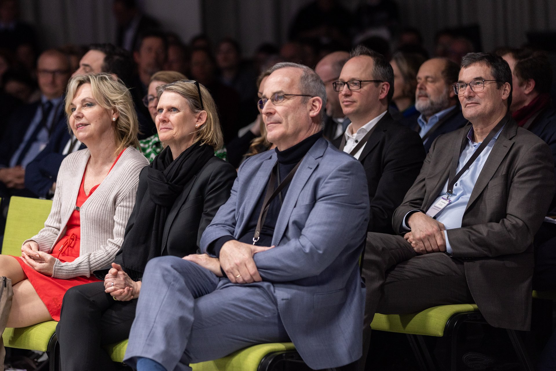 Einige Kuratoriumsmitglieder in der ersten Reihe des Publikums.