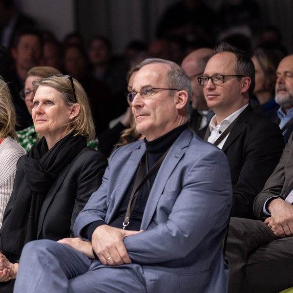 Einige Kuratoriumsmitglieder in der ersten Reihe des Publikums.