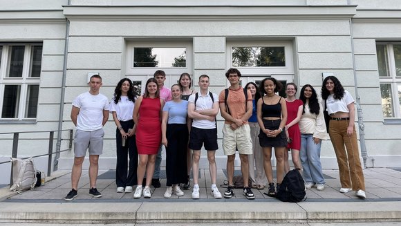 Eine Gruppe junger Menschen vor einem Gerichtsgebäude.