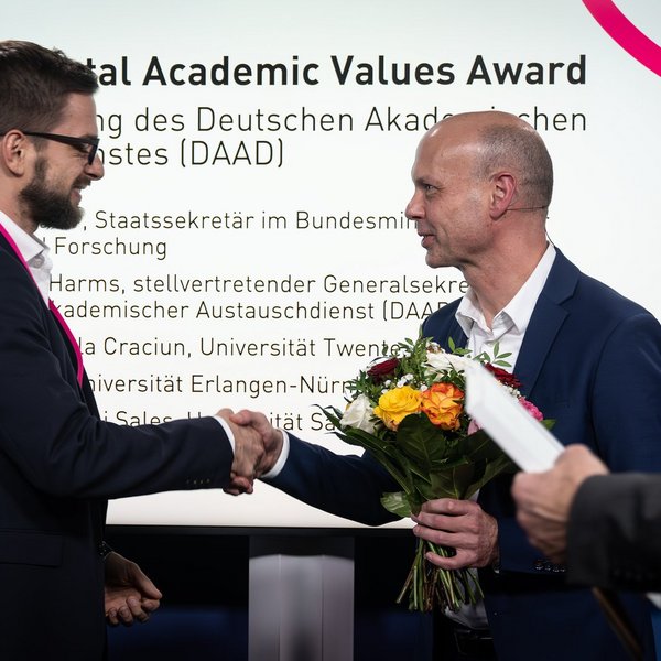 Stephan Ertner gratuliert Fundamental Academic Values Award-Zweitplatziertem Lars Lott.
