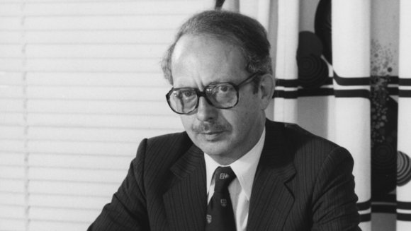 Foto von Ralf Dahrendorf am Schreibtisch im Jahr 1980.